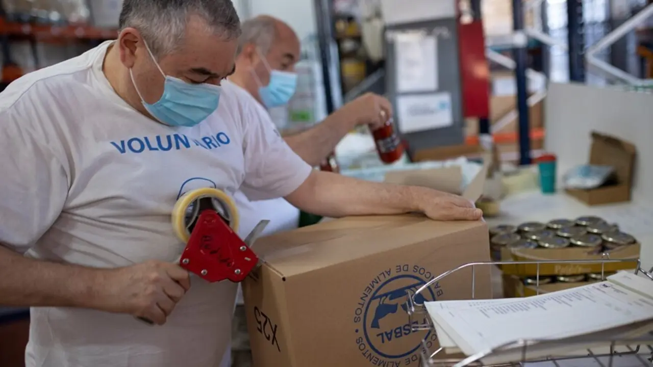 Archivo - Un voluntario trabaja en el Banco de Alimentos de Vigo.