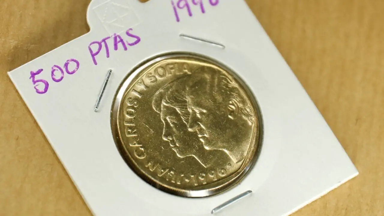 Archivo - Moneda de 500 pesetas del a&ntilde;o 1996 con el rostro de los Reyes em&eacute;ritos Juan Carlos I y Sof&iacute;a 