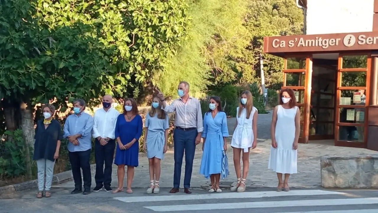 La Familia Real, frente al Centro de Interpretaci&oacute;n de la Serra de Tramuntana.