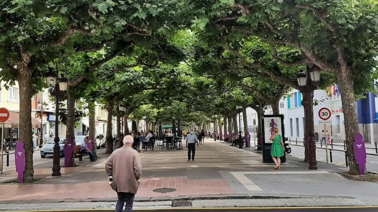 Vista de un establecimientos de hosteler&iacute;a en la Avenida de Espa&ntilde;a en Torrelavega. / S. D&iacute;az