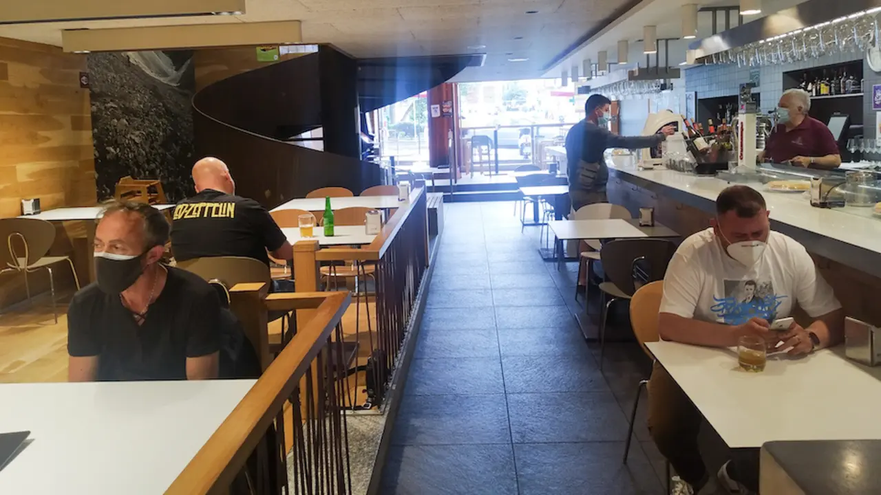 Varias personas en un establecimientos de hosteler&iacute;a de Santander. / Hardy