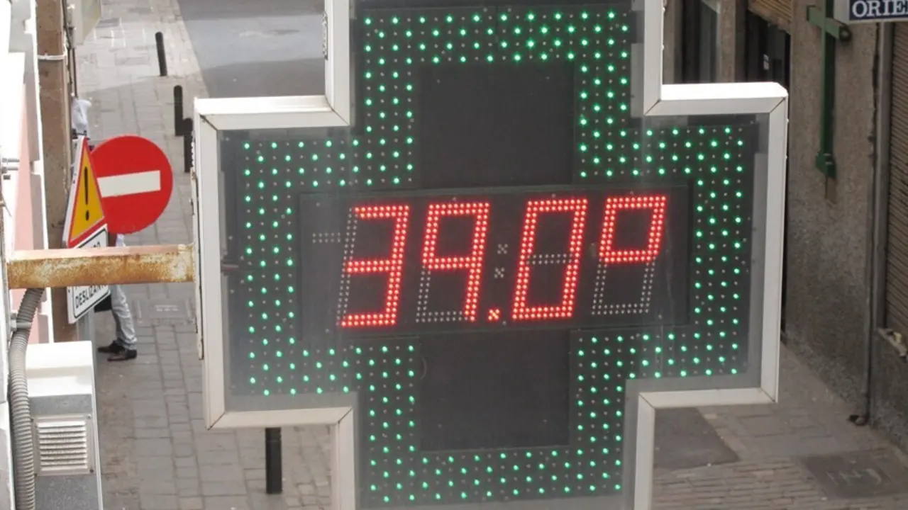 Archivo - Un term&oacute;metro de una farmacia marca 39&ordm;C durante una ola de calor en Santa Cruz de Tenerife