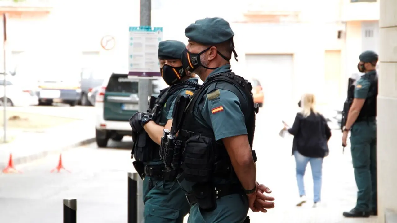 Archivo - Dos agentes de Guardia Civil, en una imagen de archivo.