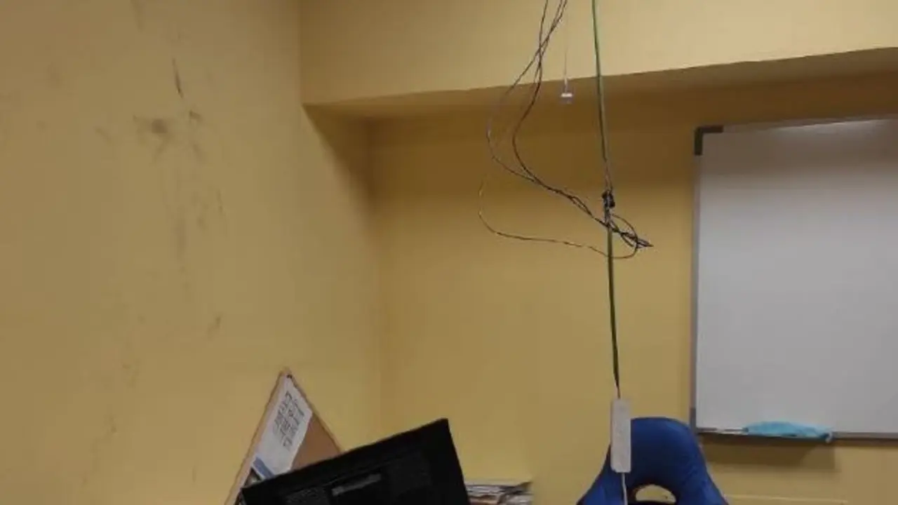 Interior de la oficina donde qued&oacute; atrapado el ladr&oacute;n