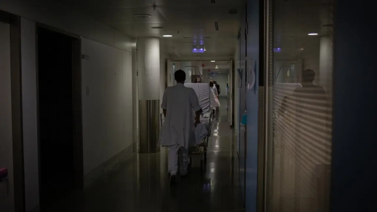 Archivo - Profesional sanitario traslada una cama m&oacute;vil en la Unidad de Cuidados Intensivos &ndash;UCI- del Hospital de la Santa Creu i Sant Pau, integrado en la Red Hospitalaria de Utilizaci&oacute;n P&uacute;blica de Catalunya, en Barcelona, Catalunya.