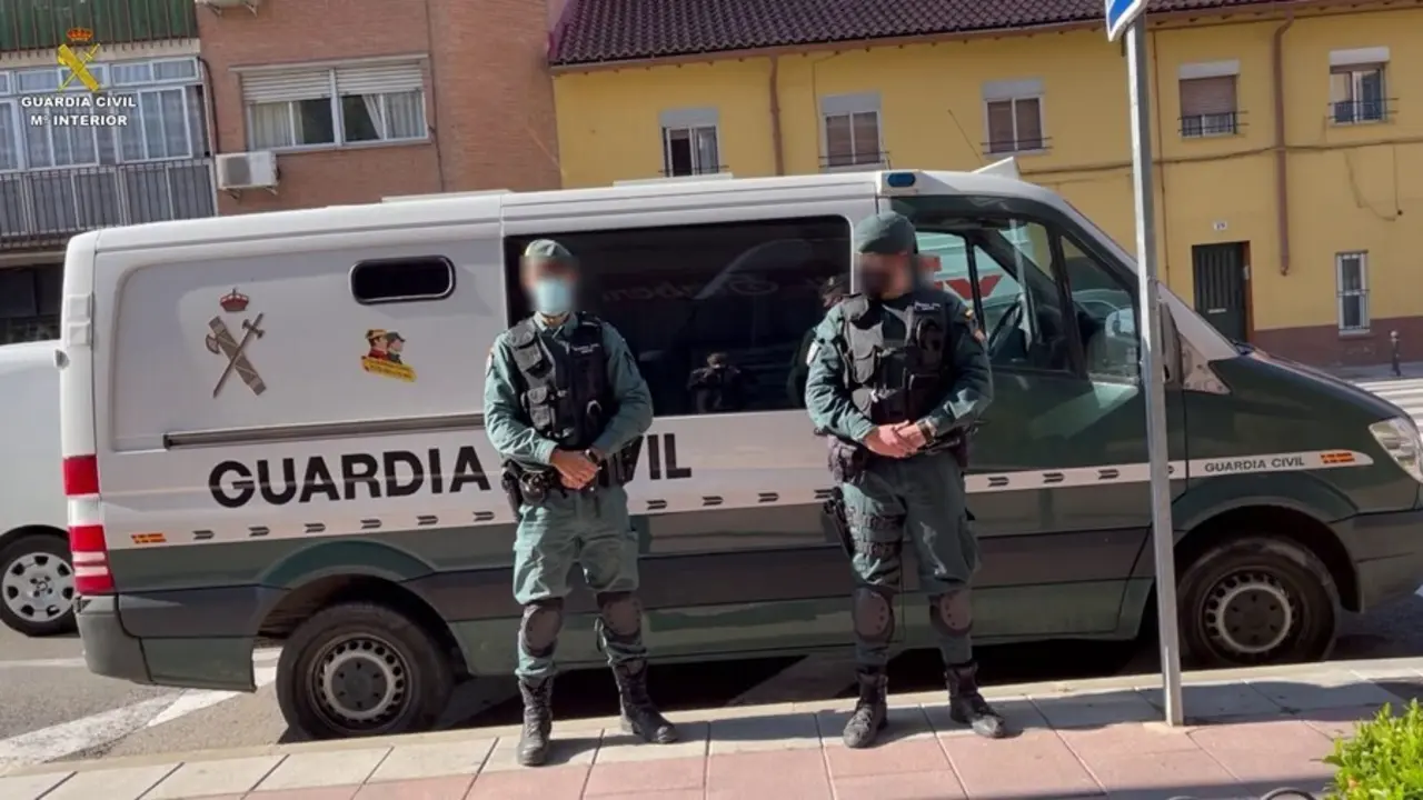 Archivo - Agentes de la Guardia Civil con un furg&oacute;n