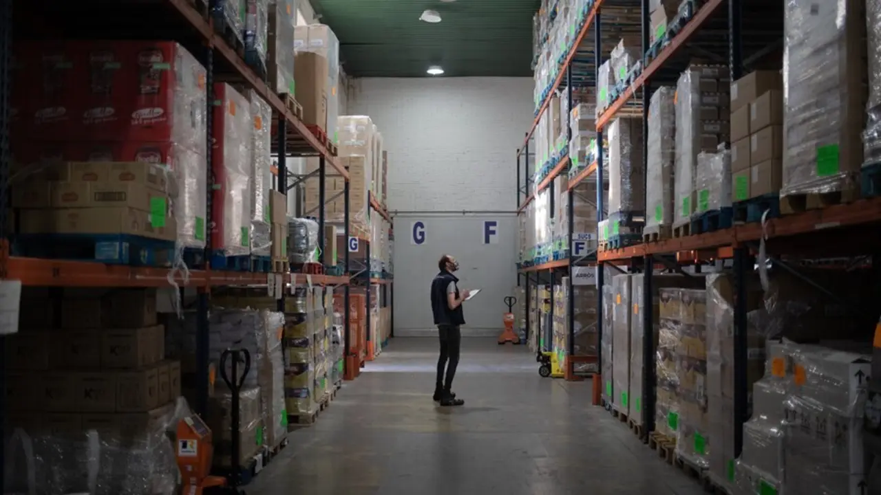 Archivo - Un operario realiza un registro en el Banc dels Aliments de Barcelona, Catalunya (Espa&ntilde;a), 23 de octubre de 2020.