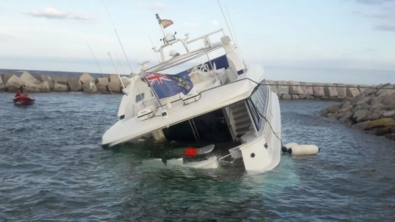 Yate a la deriva en la zona de ba&ntilde;os del F&ograve;rum de Barcelona.