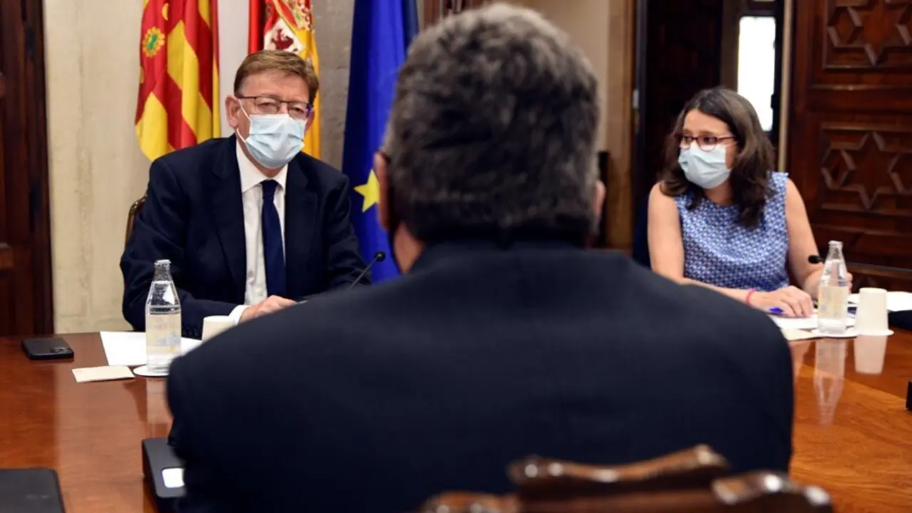 (I-D) El president de la Generalitat, Ximo Puig; el ministro de Inclusi&oacute;n, Seguridad Social y Migraciones, Jos&eacute; Luis Escriv&aacute;, y la vicepresidenta y consellera de Igualdad y Pol&iacute;ticas Inclusivas, M&oacute;nica Oltra, durante una reuni&oacute;n en el Palau