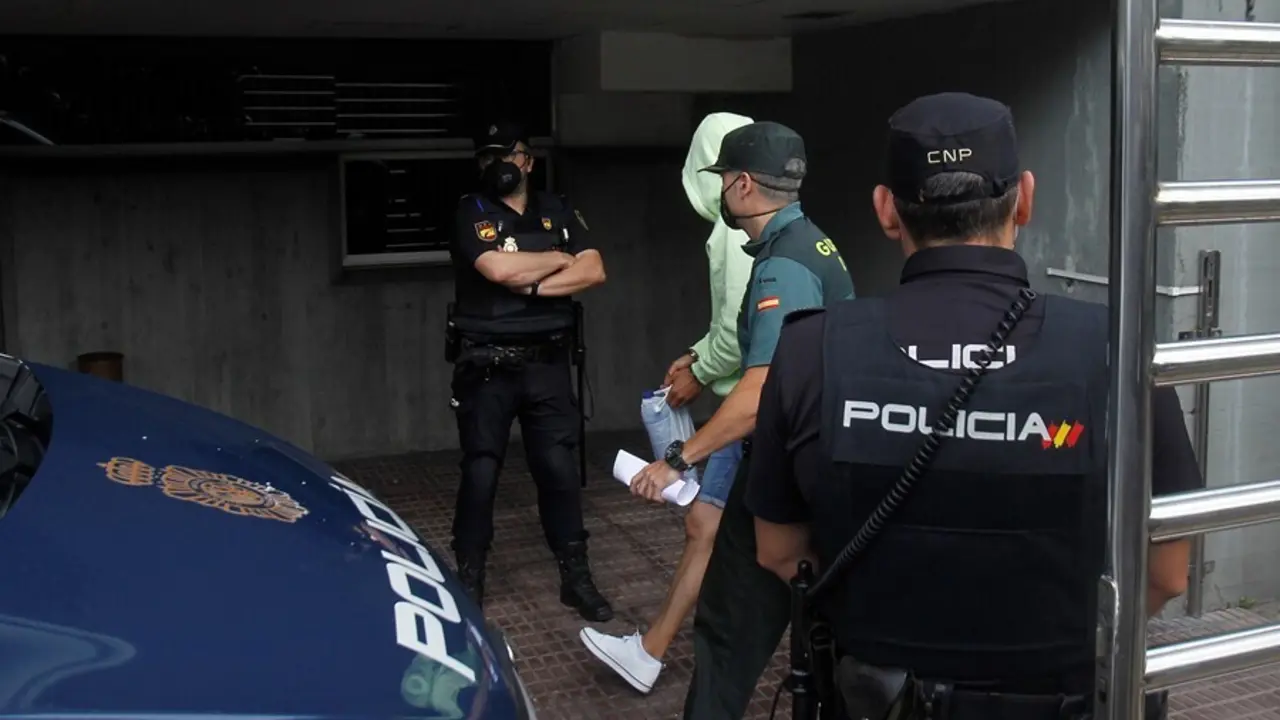 Uno de los acusados por el crimen de Samuel Luiz a su llegada al juzgado en A Coru&ntilde;a.