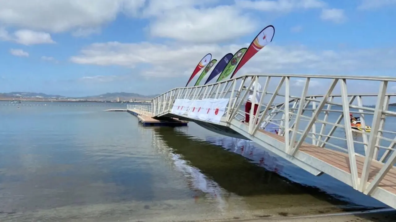 Cede la pasarela de Puerto Bello, en La Manga, durante la presentaci&oacute;n del campeonato de Espa&ntilde;a de Balonmano Playa