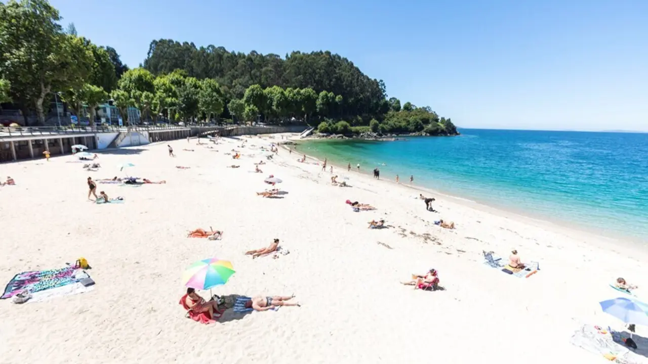 Archivo - Varias personas se ba&ntilde;an y toman el sol en una playa del municipio de Mar&iacute;n, a 5 de junio de 2021, en Mar&iacute;n, Pontevedra, Galicia, (Espa&ntilde;a). El aumento de las temperaturas y la progresiva mejora de la situaci&oacute;n epidemiol&oacute;gica ha colaborado en que