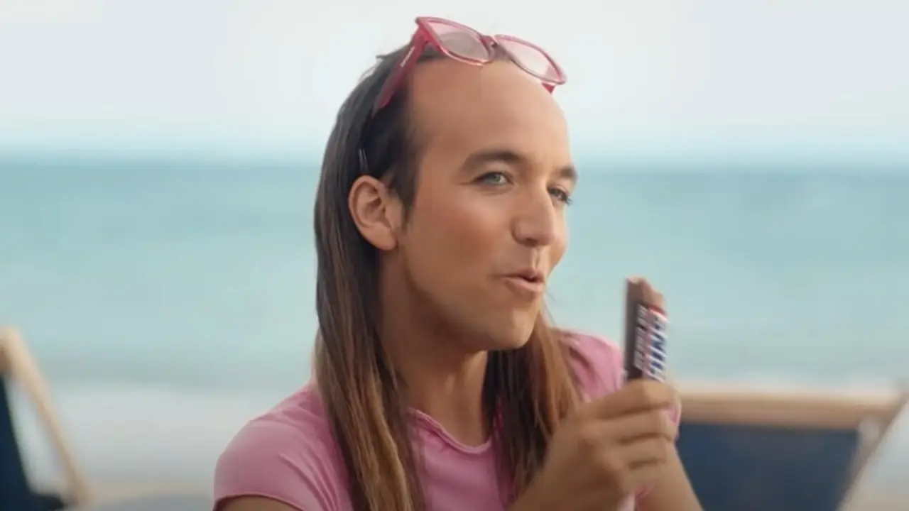 Fotograma del anuncio de Snickers en el que se ve a Aless Gibaja.