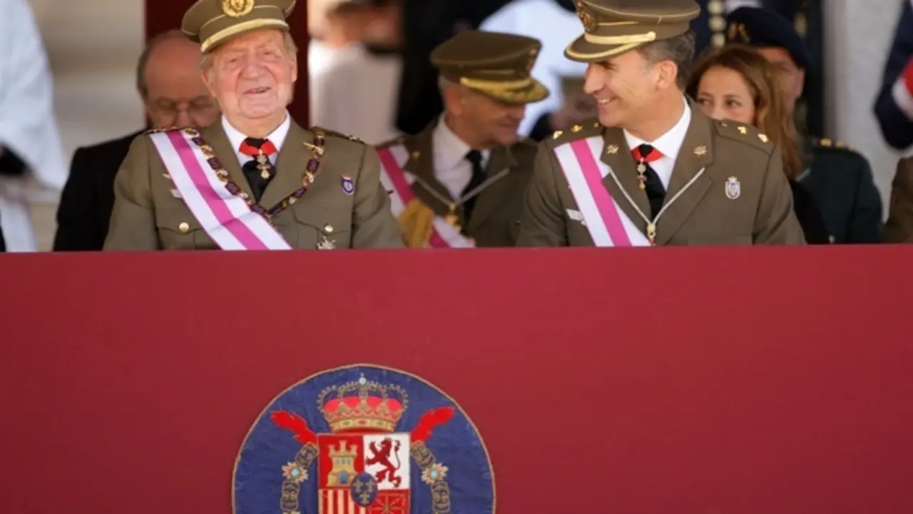 Archivo - El rey em&eacute;rito (izquierda) antes de su salida de Espa&ntilde;a