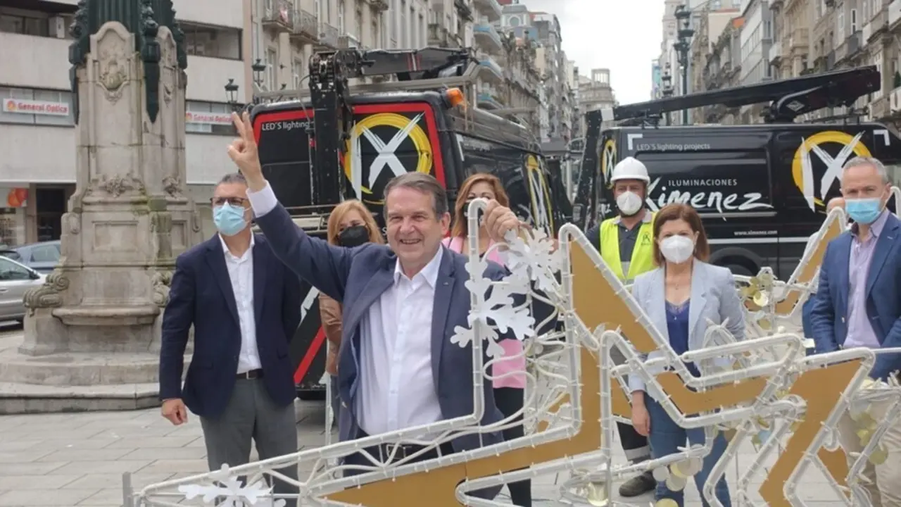 El alcalde de Vigo, Abel Caballero, acompa&ntilde;ado de varios concejales, asiste al inicio en agosto del montaje del alumbrado navide&ntilde;o.