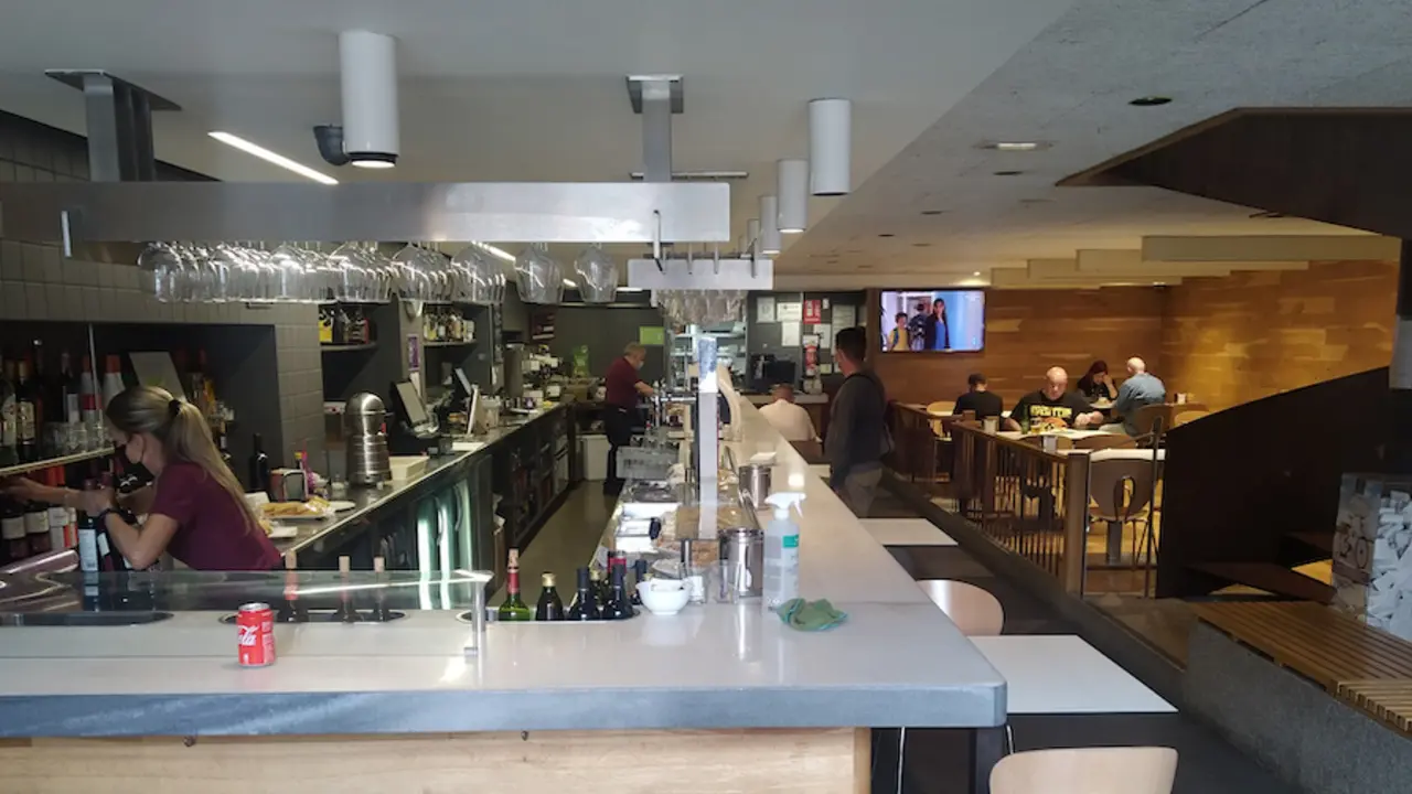 Varias personas en el interior de un establecimiento de hosteler&iacute;a de Santander. / Hardy