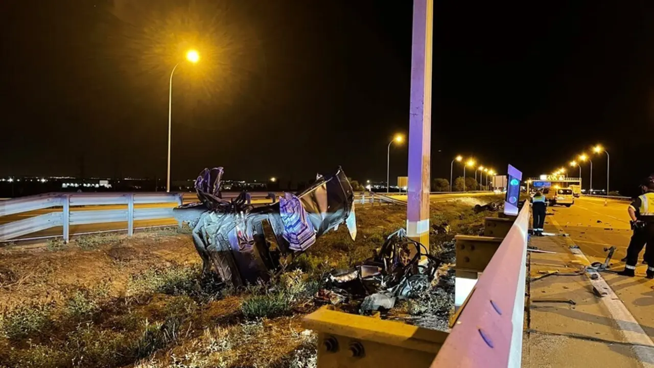 Imagen del veh&iacute;culo accidentado en el kil&oacute;metro 46 de la M-50.