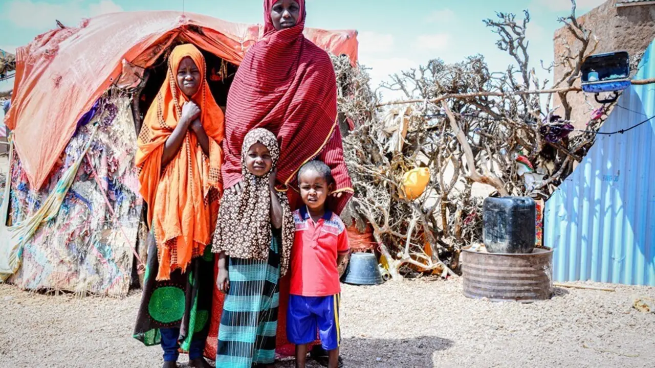 Archivo - Una mujer desplazada con sus hijos en Somalia