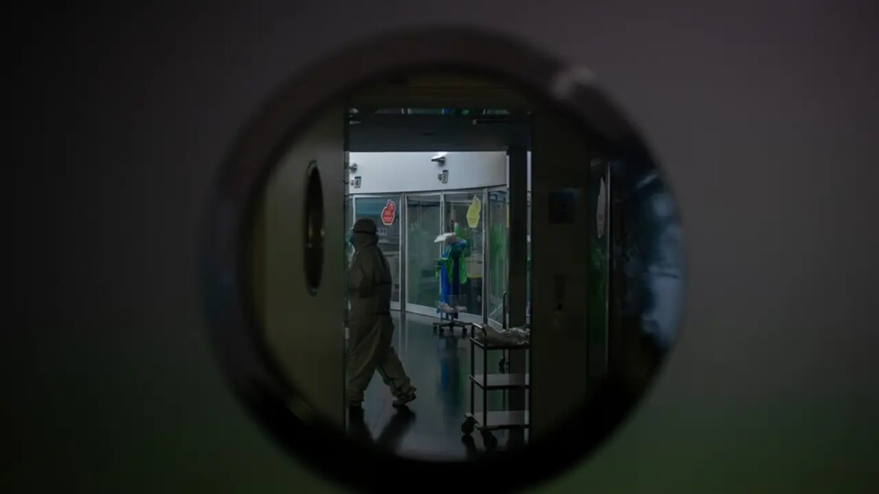 Archivo - Un trabajador sanitario protegido en la Unidad de Cuidados Intensivos &ndash;UCI- del Hospital del Mar, en Barcelona, Catalunya (Espa&ntilde;a), a 19 de noviembre de 2020