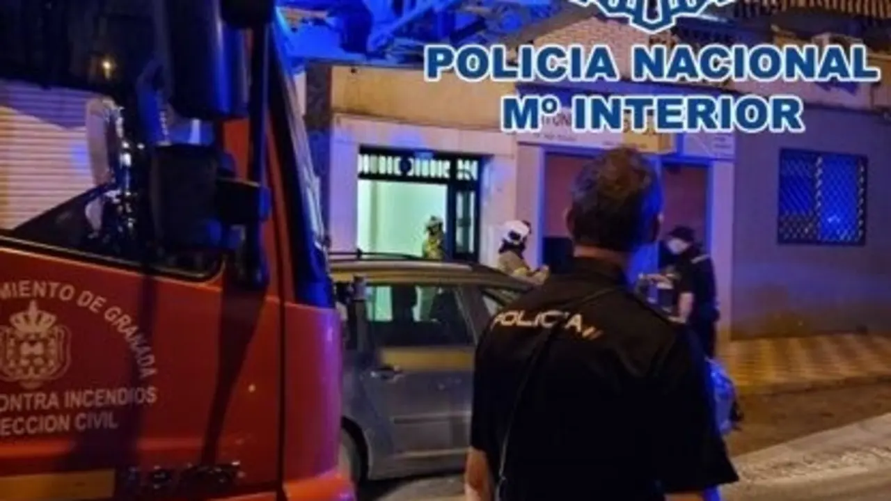 Imagen de la actuaci&oacute;n en Granada por un escape de gas por el que han detenido a un presunto maltratador
