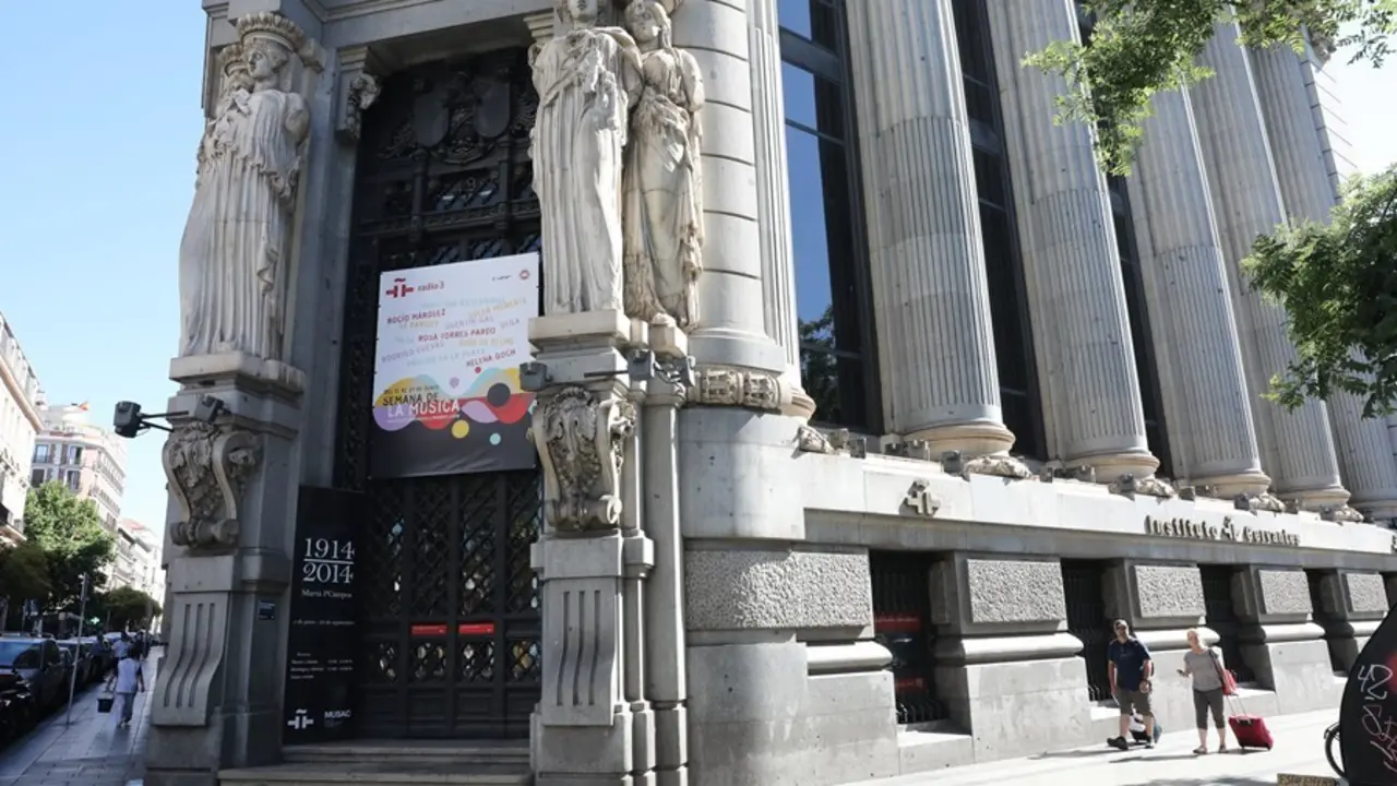 Archivo - Puerta principal del Instituto Cervantes en el Edificio de las Cari&aacute;tides (C/ Alcal&aacute; N&ordm; 49, Madrid).