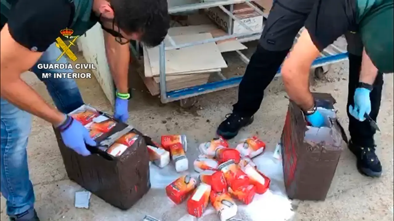 Paquetes de sal usados para simular un fardo de hach&iacute;s.