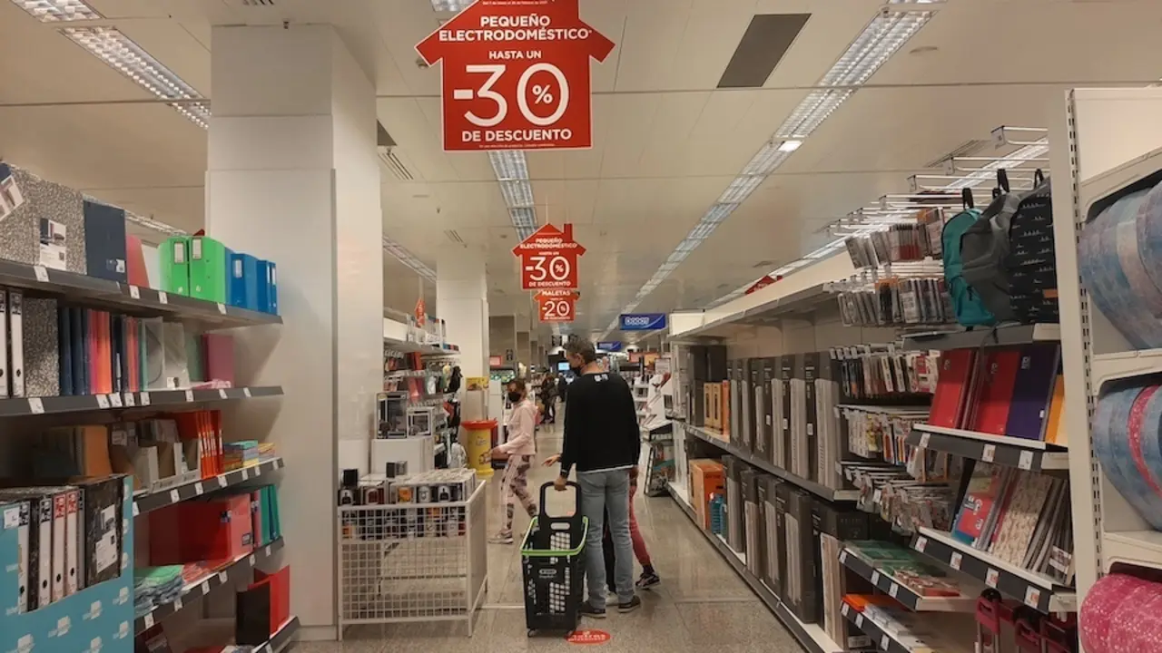 Varias personas en el centro comercial El Corte Ingles. / S. D&iacute;az