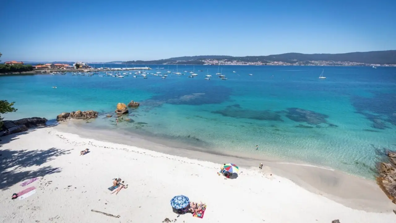 Archivo - Varias personas se ba&ntilde;an y toman el sol en una playa del municipio de Mar&iacute;n, a 5 de junio de 2021, en Mar&iacute;n, Pontevedra, Galicia, (Espa&ntilde;a). El aumento de las temperaturas y la progresiva mejora de la situaci&oacute;n epidemiol&oacute;gica ha colaborado en que
