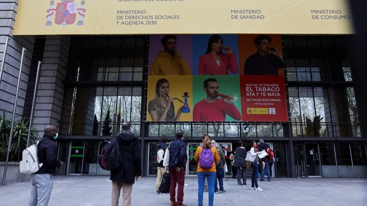 Archivo - Varias personas hacen cola en el exterior del Ministerio de Sanidad para acceder al centro de examen de las pruebas de Formaci&oacute;n Sanitaria Especializada (FSE), en Madrid (Espa&ntilde;a), a 27 de marzo de 2021.