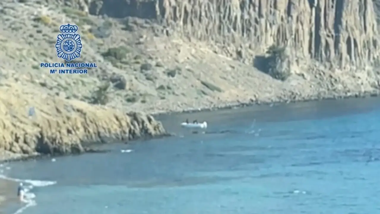 Embarcaci&oacute;n dedicada a facilitar la entrada irregular de personas extranjeras en la costa de Almer&iacute;a.