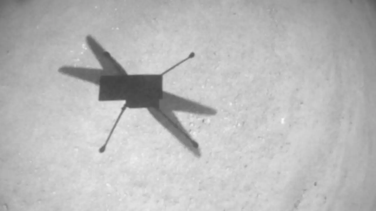 Somnbra proyectada por el helic&oacute;ptero Ingenuity