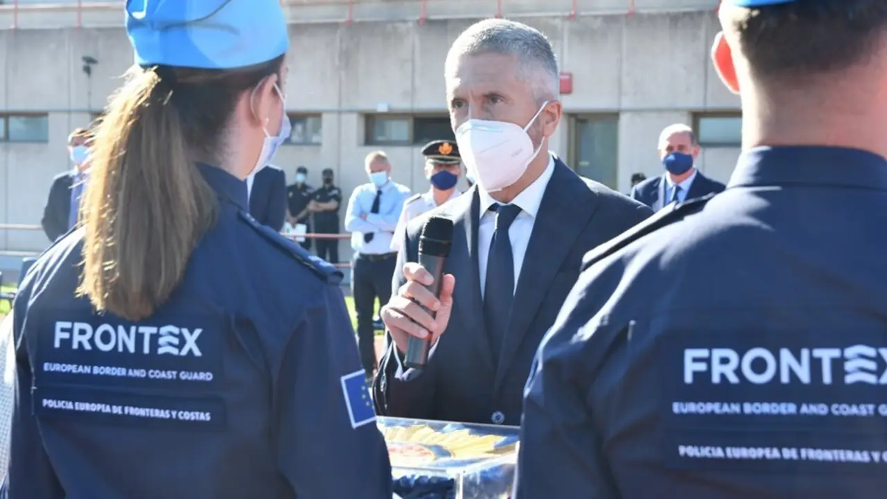 El ministro del Interior Fernando Grande Marlaska, en el acto de clausura del curso de formaci&acute;n de nuevos agentes de Frontex, en la escuela de la Polic&iacute;a Nacional en &Aacute;vila.
