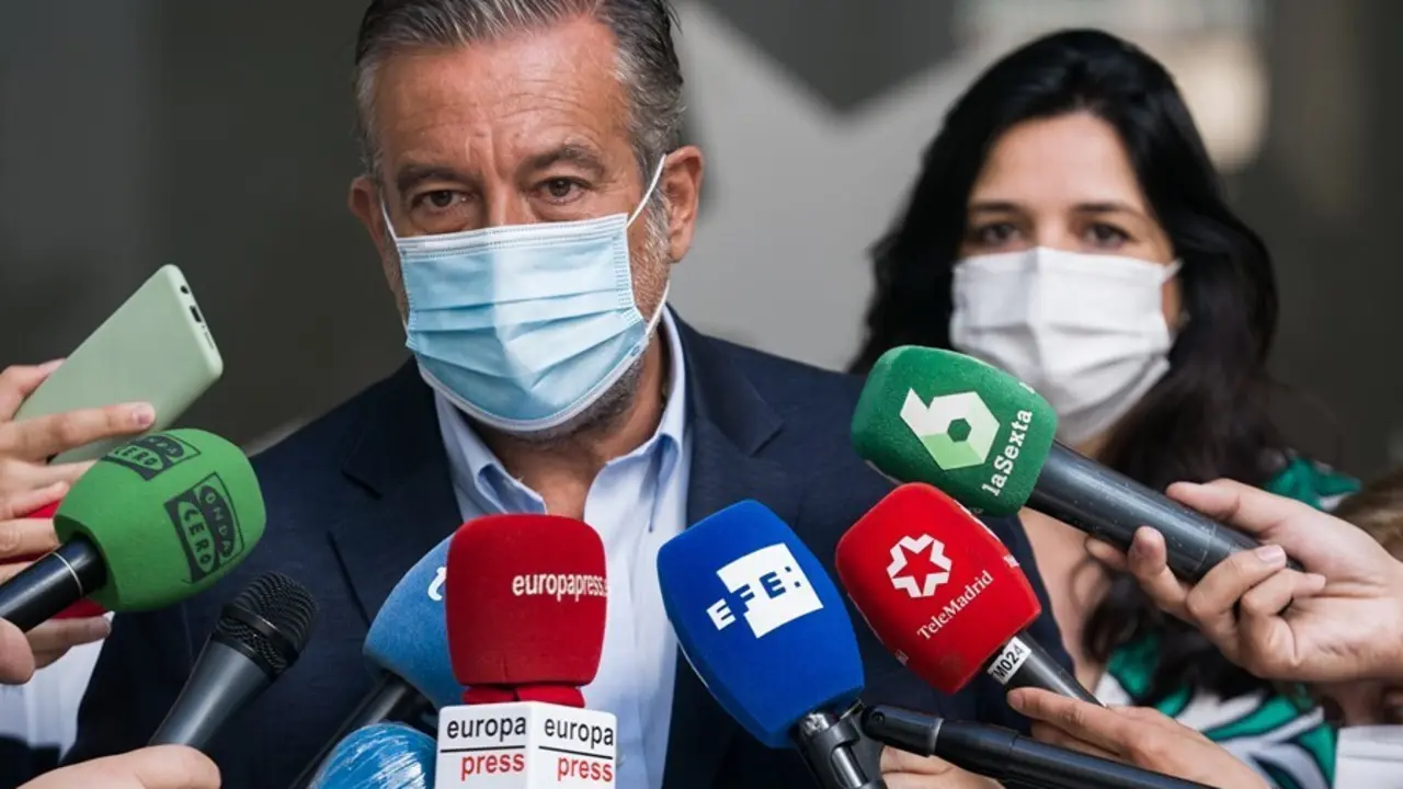 El consejero de Presidencia, Justicia e Interior de la Comunidad de Madrid, Enrique L&oacute;pez, ofrece declaraciones a los medios de comunicaci&oacute;n tras una reuni&oacute;n con la comisionada del Gobierno para la Atenci&oacute;n las V&iacute;ctimas de Terrorismo, Roc&iacute;o L&oacute;pez, a 6 de 