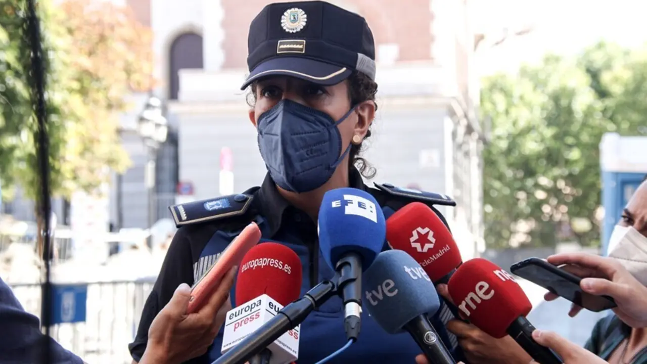 La portavoz de la Polic&iacute;a Municipal, Esther de Gregorio, ofrece declaraciones a los medios de comunicaci&oacute;n para informar sobre el dispositivo de seguridad previsto para las fiestas de agosto en la capital, a 6 de agosto de 2021, en Madrid, (Espa&ntilde;a). 