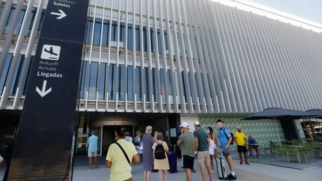 Pasajeros en el Aeropuerto Internacional de la Regi&oacute;n de Murcia (AIRM)
