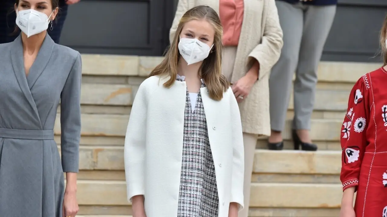 Archivo - La Reina Letizia y la Princesa Leonor posan durante su visita al astillero de Navintia, a 22 de abril de 2021 en Cartagena, Murcia (Espa&ntilde;a). 