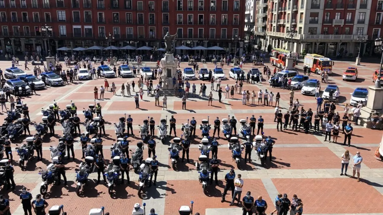 Minuto de silencio y homenaje al polic&iacute;a municipal Luis Eduardo Izquierdo Salamanca, fallecido en acto de servicio.