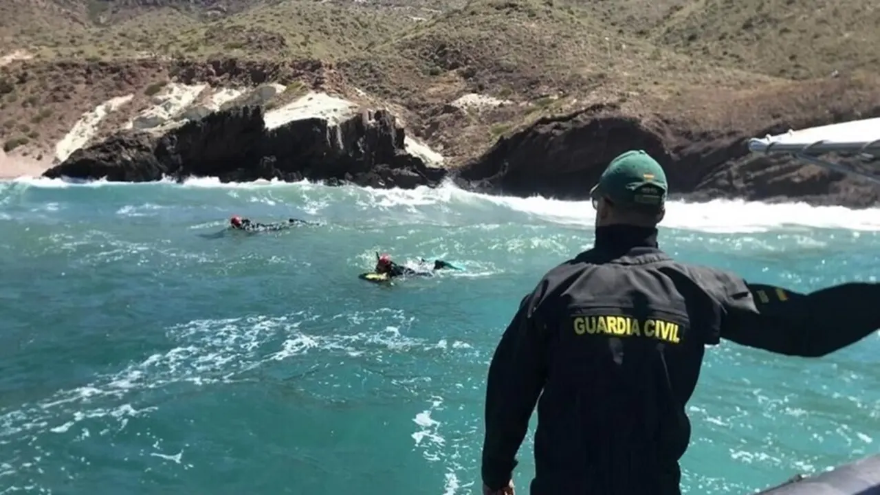 Un miembro de Grupo Especial de Actividades Subacu&aacute;ticas (GEAS) de la Guardia Civil en N&iacute;jar (Almer&iacute;a)