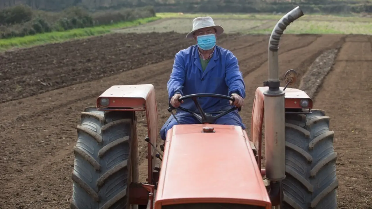 Archivo - Un hombre ara sus fincas con el tractor en Lugo, Galicia.