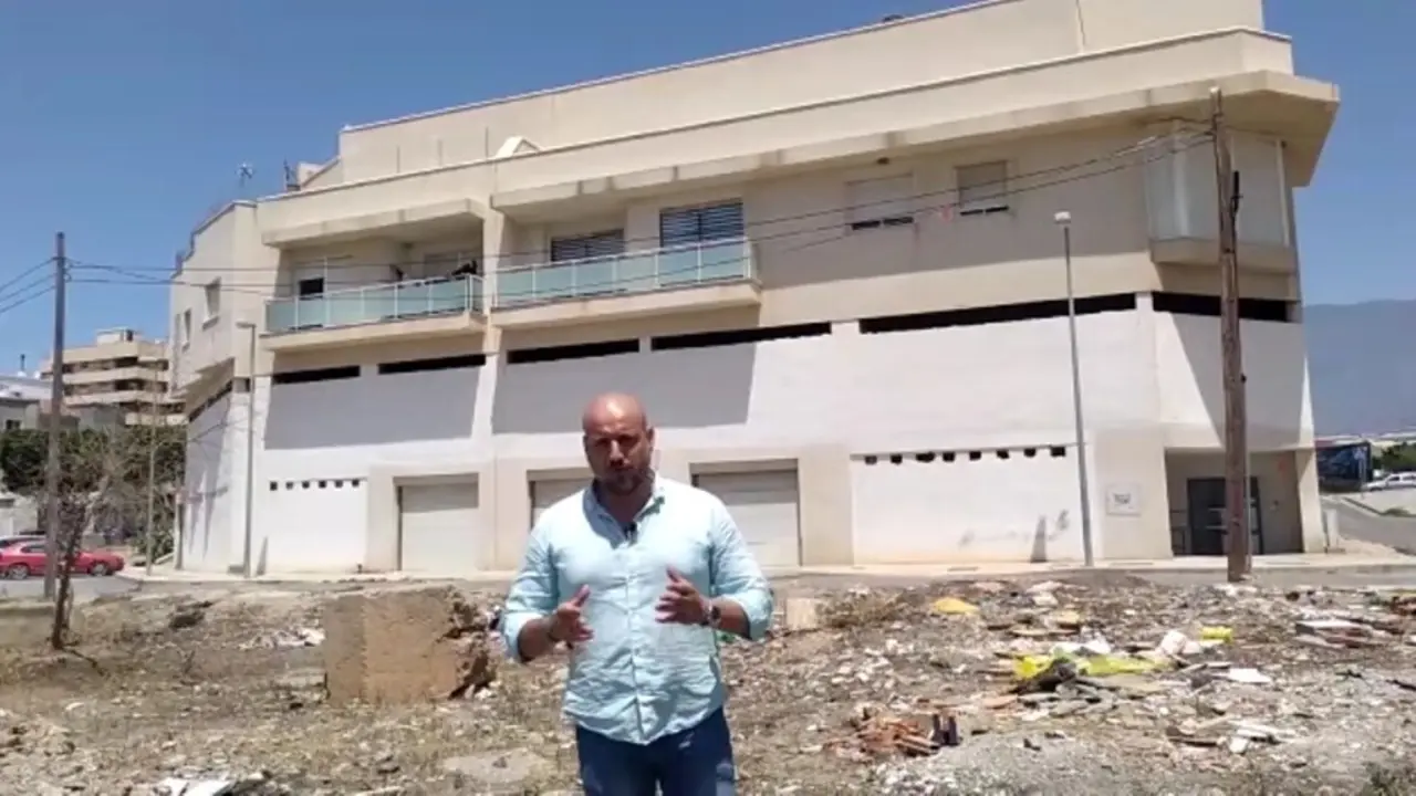 El diputado de Vox por Almer&iacute;a, Rodrigo Alonso, en su visita al barrio de Santa Mar&iacute;a en El Ejido (Almer&iacute;a).