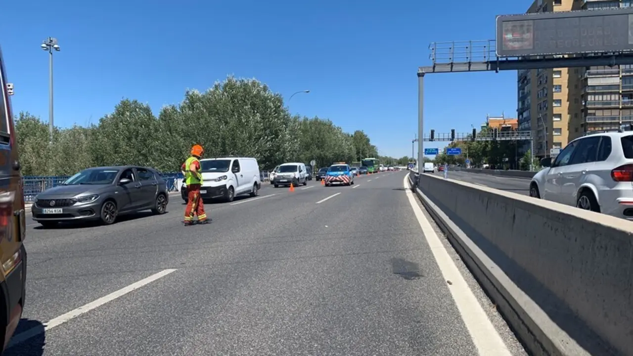 Retenciones a la salida del t&uacute;nel de la M-30 debido a un accidente de moto.