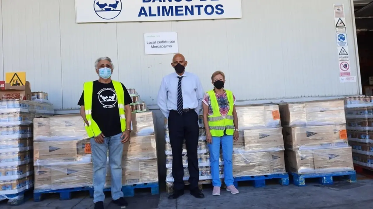 El presidente del Banco de Alimentos de Mallorca, Raimundo de Montis; y el director de Relaciones Institucionales de El Corte Ingl&eacute;s en Baleares, Antonio S&aacute;nchez.