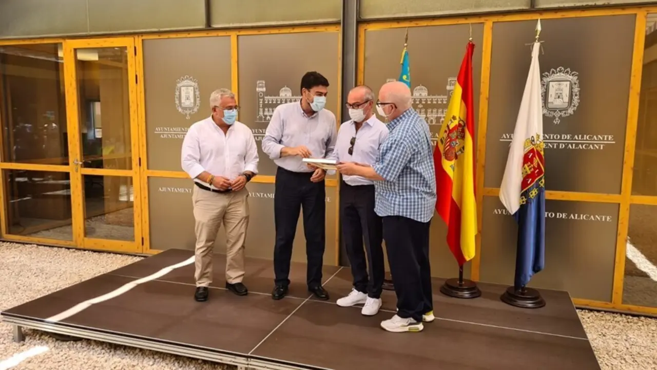 El MACA recibe la primera visita de los coleccionistas Jenkins y Romero tras la donaci&oacute;n de 291 de sus obras