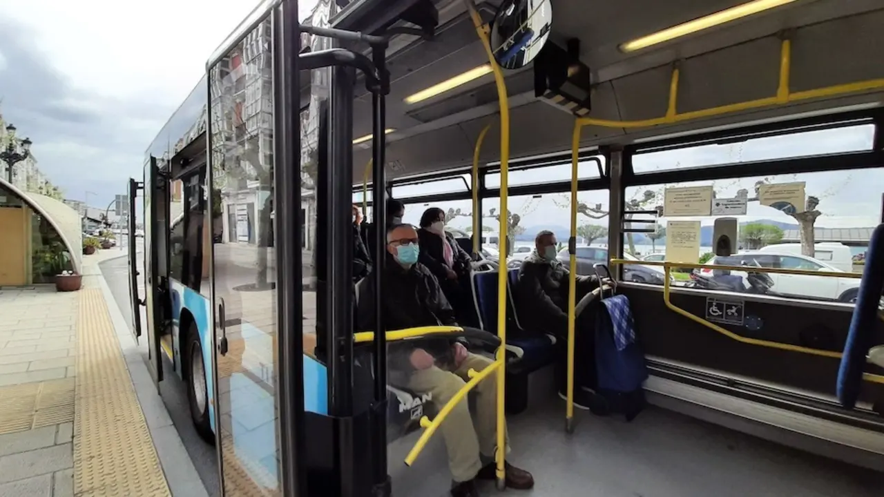 Varias personas en un autob&uacute;s de la capital c&aacute;ntabra. / S. D&iacute;az