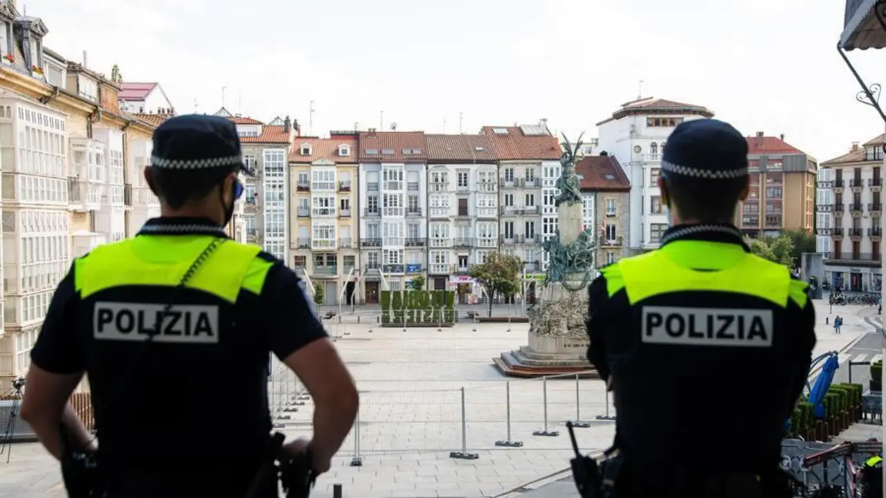 La Ertzaintza y la Polic&iacute;a Local de Vitoria despliegan un operativo para impedir el acceso a la plaza de la Virgen Blanca, donde tradicionalmente se lanzaba el txupinazo de las fiestas, evento que congregaba a miles de personas y que este a&ntilde;o no se celebra por la crisis sanitaria. EFE/ Jon Rodr&iacute;guez Bilbao