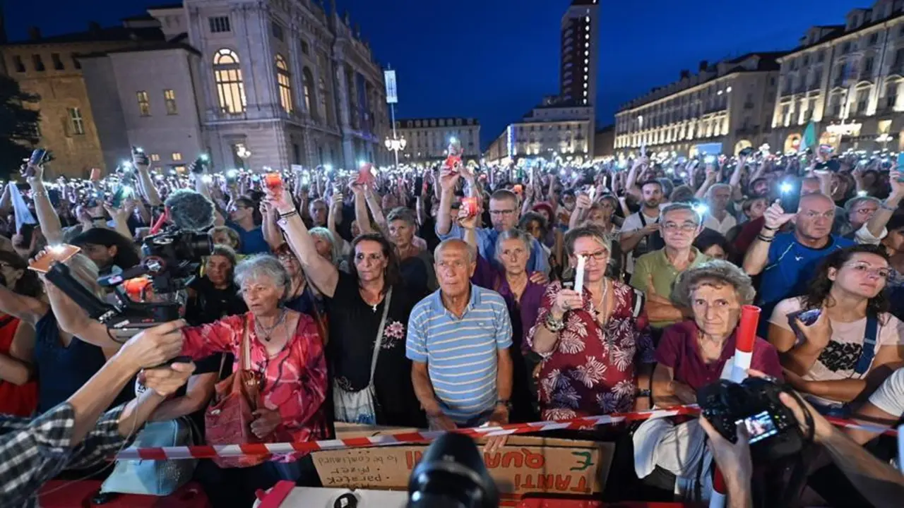 Manifestaci&oacute;n contra el Green Pass, en Tur&iacute;n, Italia, el 5 de agosto de 2021. En base a la legislaci&oacute;n anterior, a partir del 06 de agosto ser&aacute; necesario el pasaporte vacunal Green Pass para comer en restaurantes de interior, ir a piscinas, gimnasios, spas, cines, museos, conciertos al aire libre y eventos deportivos, y ferias, festivales y congresos de interior. (Cine, Protestas, Italia) EFE/EPA/ALESSANDRO DI MARCO