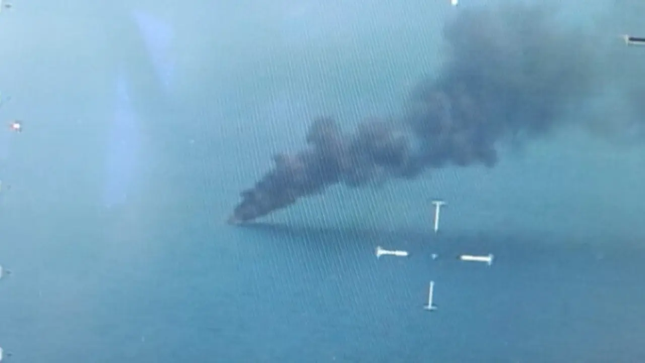 Imagen del incendio de un yate en alta mar en D&eacute;nia (Alicante) tomada desde la Helimer 211 de Salvamento Mar&iacute;timo