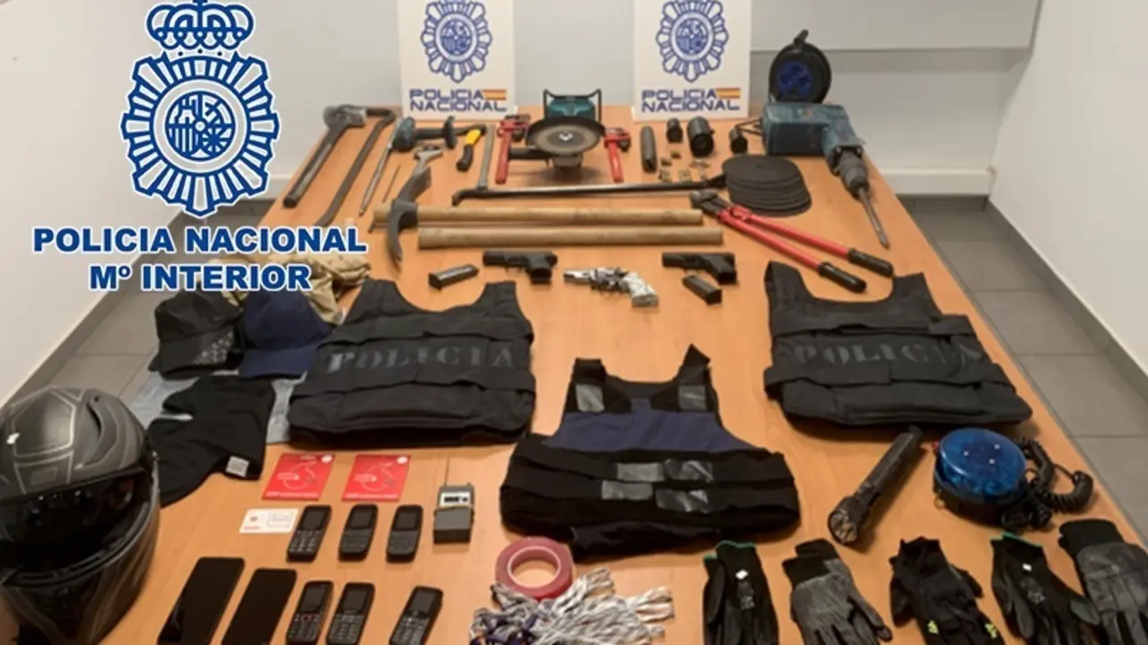 Armas de fuego y otros objetos intervenidos por la Polic&iacute;a Nacional en una intervenci&oacute;n en una nave de D&eacute;nia