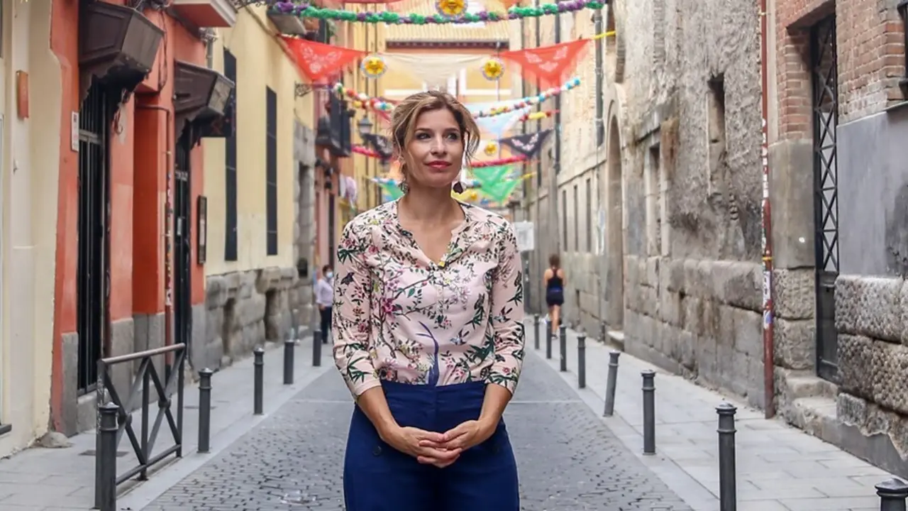 La portavoz del Partido Socialista en la Asamblea de Madrid, Hana Jalloul, en el barrio de Lavapi&eacute;s, a 7 de agosto de 2021, en Madrid (Espa&ntilde;a).