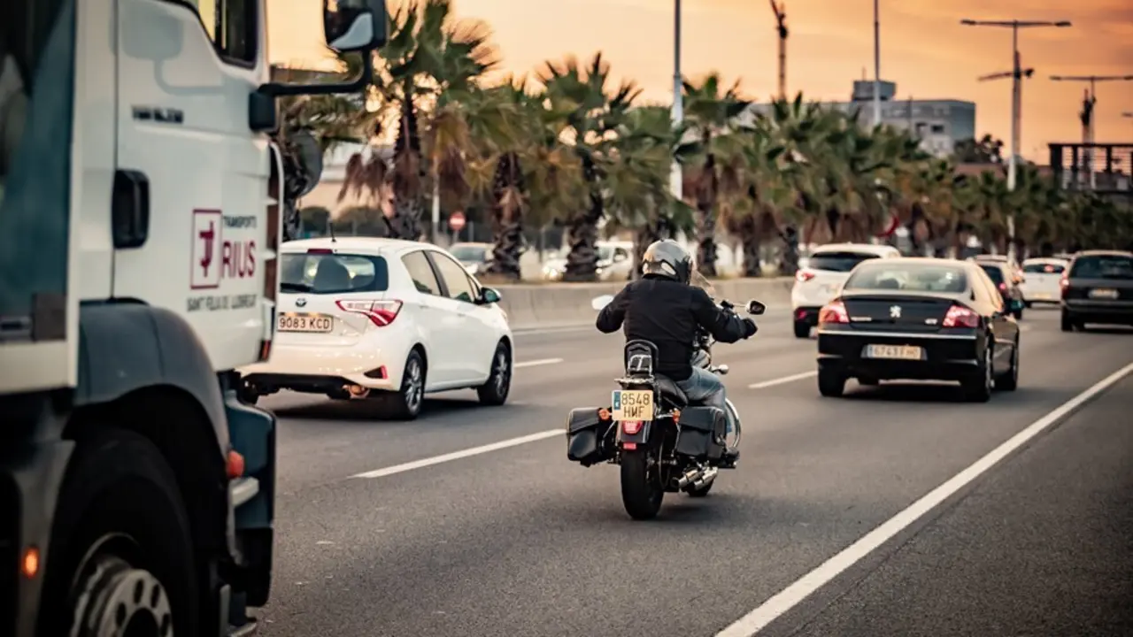 Archivo - Un cami&oacute;n, una moto y un coche circulan por La Ronda Litoral de Barcelona en una imagen de archivo.